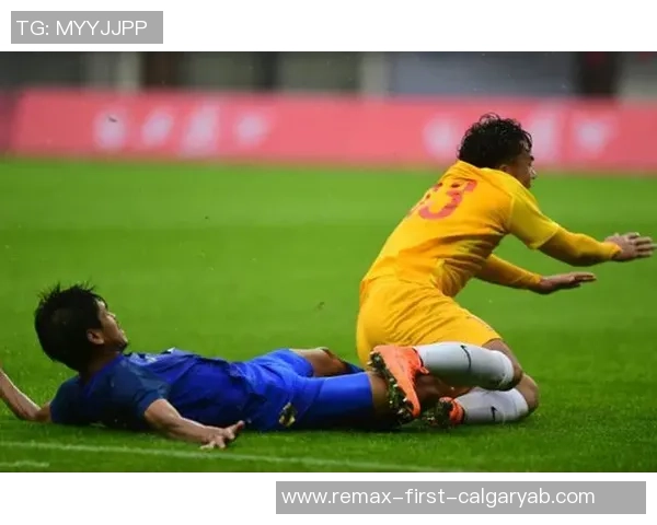 足球明星勇斗小偷视频曝光引发网友热议与点赞 足球明星勇斗小偷视频曝光引发网友热议与点赞